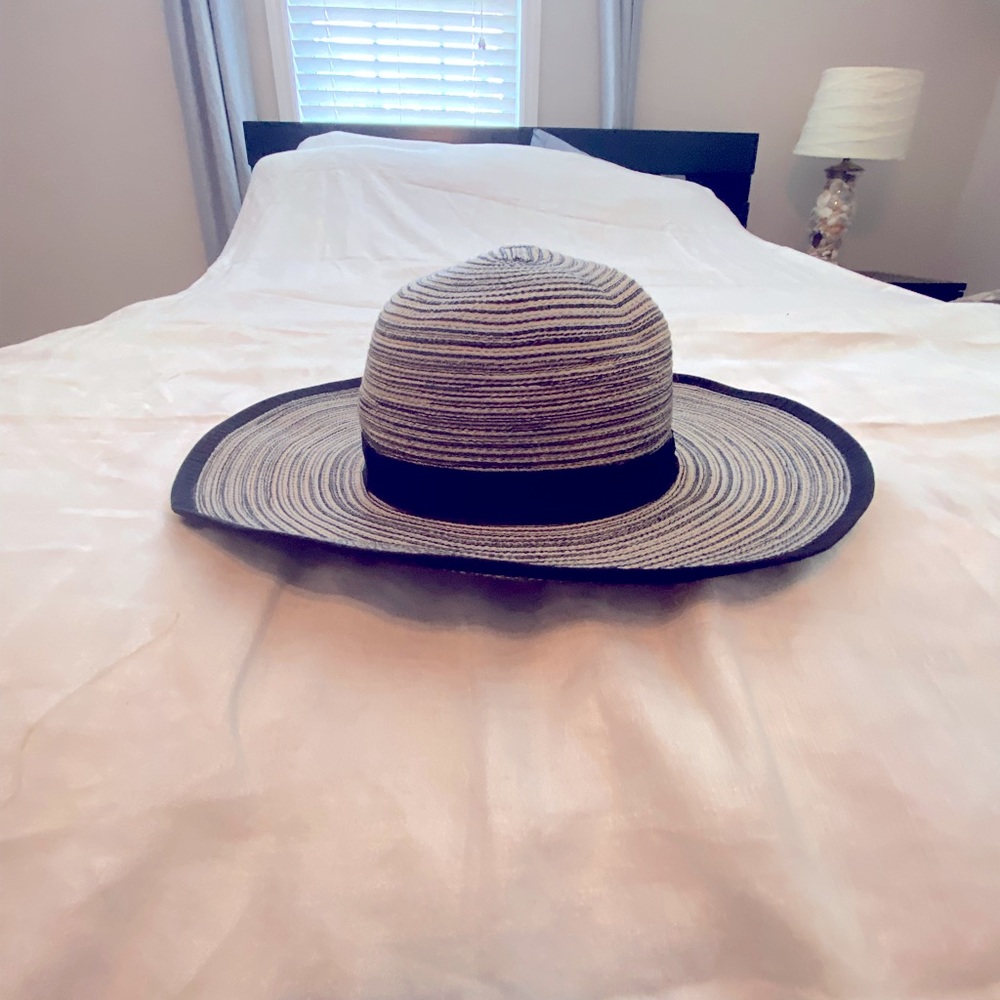 Sun hat brand new, never worn. 100% adjustable and foldable